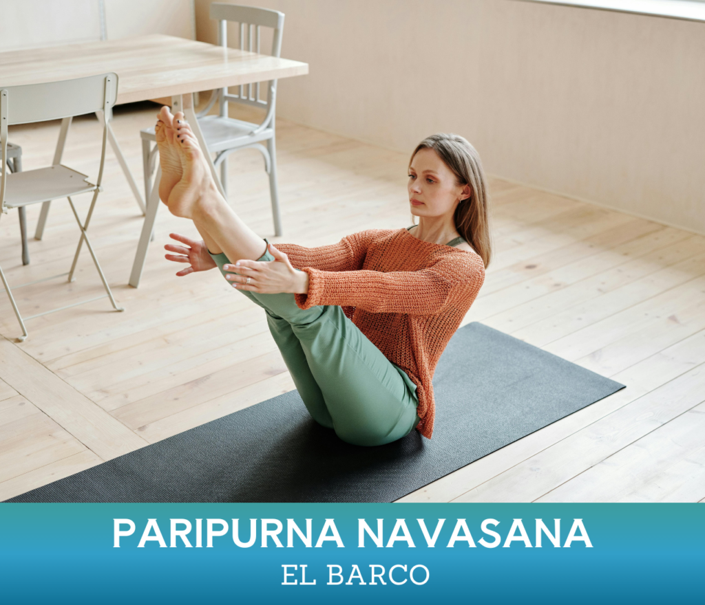 Mujer realizando la postura de yoga el barco