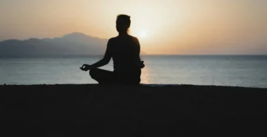 Mujer meditando junto al mar