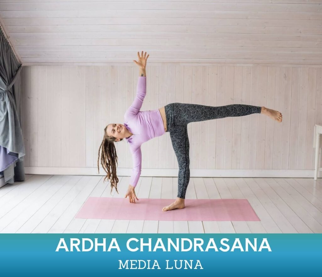 Mujer practicando la postura de yoga Ardha Chandrasana ó Media Luna