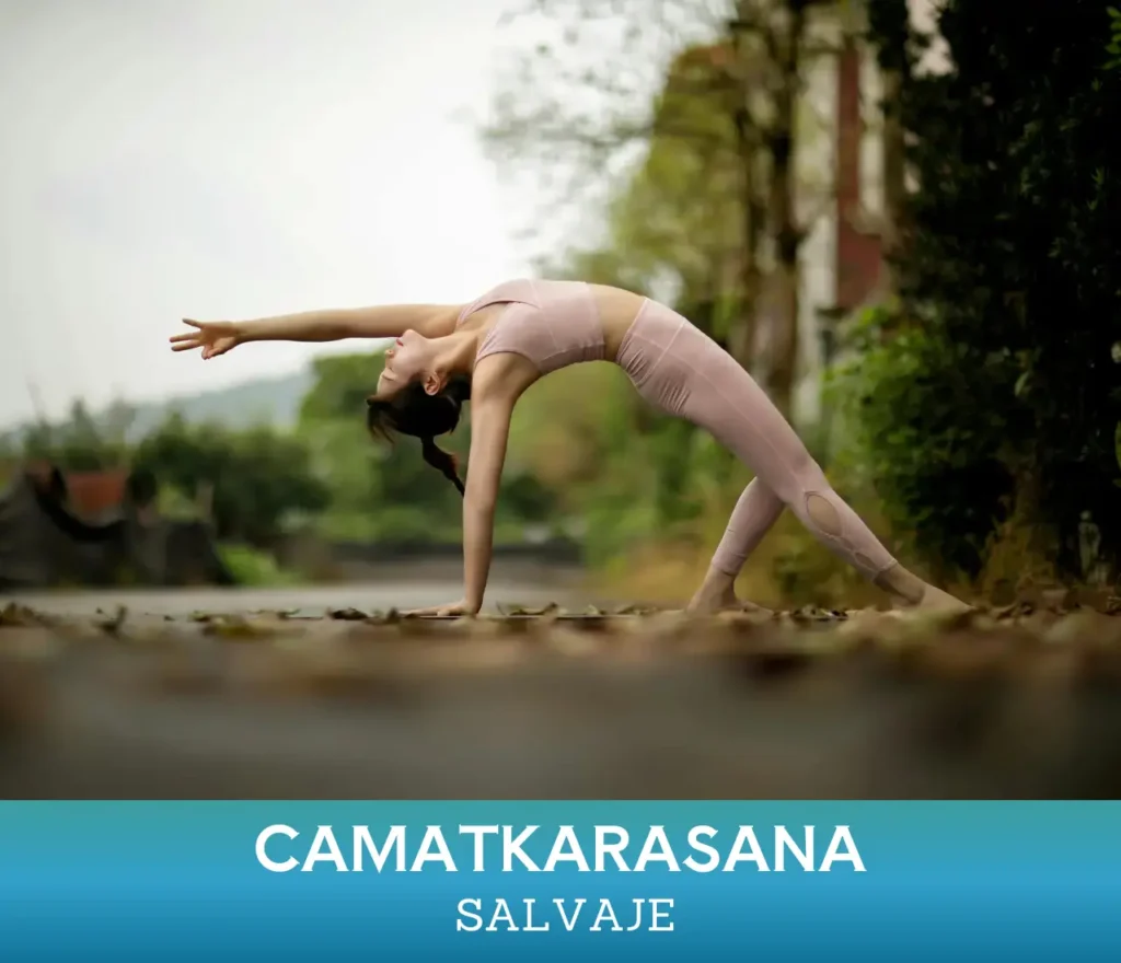 Mujer realizando yoga al aire libre, practicando la postura del salvaje