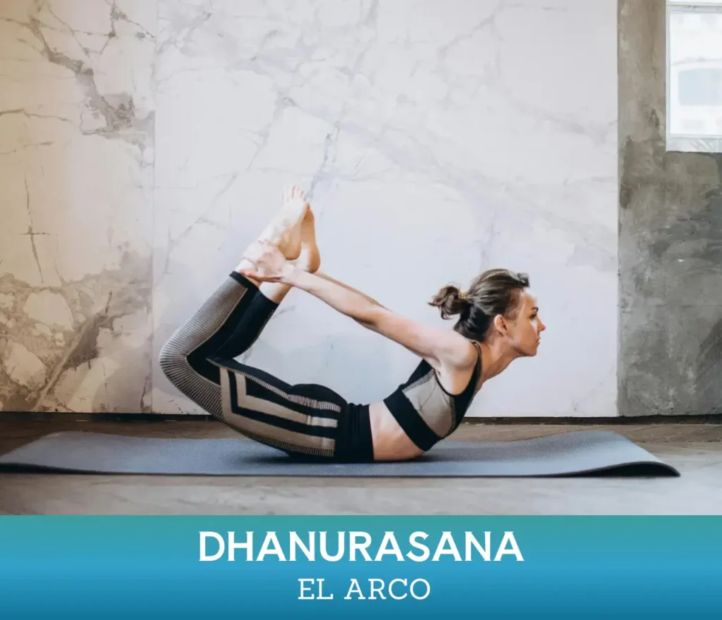 Mujer realizando yoga, practicando la postura del arco