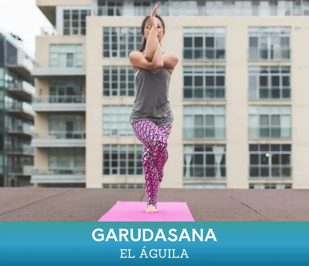 Mujer practicando la postura de yoga Garudasana ó El Águila