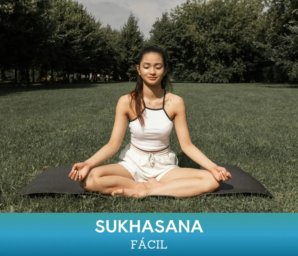 Mujer joven realizando postura de yoga