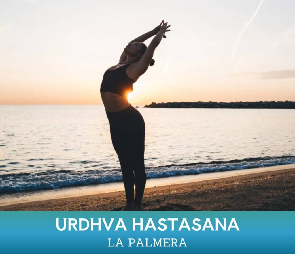 Mujer practicando la postura de yoga Urdhva Hastasana ó La Palmera