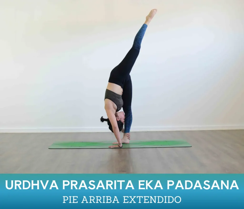 Mujer practicando la postura de yoga Urdhva Prasarita Eka Padasana ó Pie Arriba Extendido