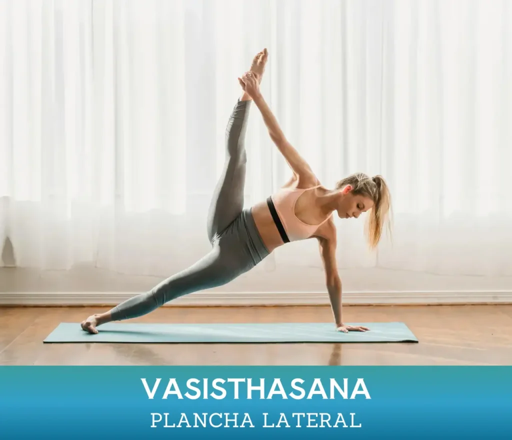 Mujer practicando posturas de yoga de pie. La postura de yoga Vasisthasana ó Plancha Lateral