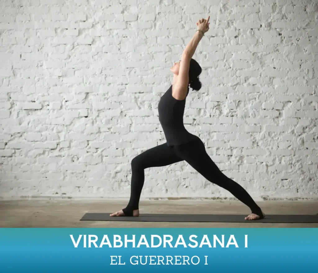 Mujer practicando la postura de yoga Virabhadrasana I ó El Guerrero I