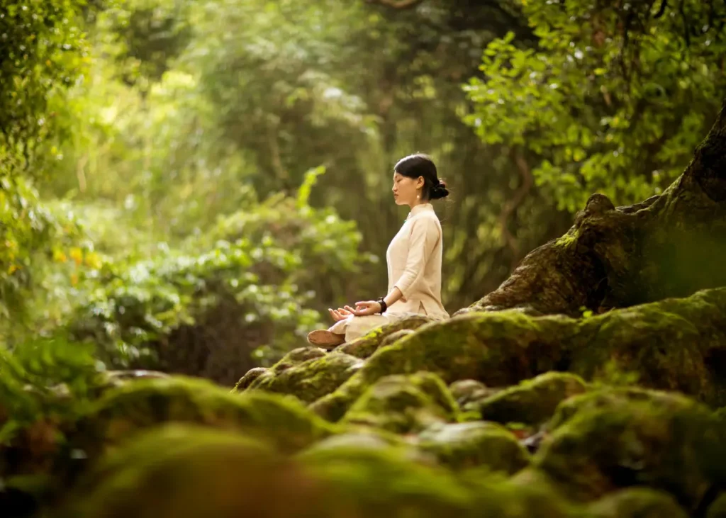 mujer meditando en armonia