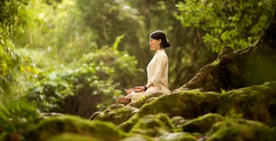 mujer meditando en armonia