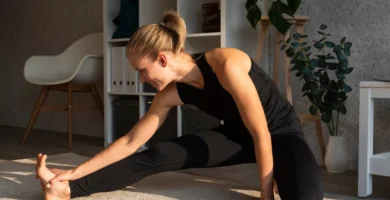 Mujer practicando yoga desde cero