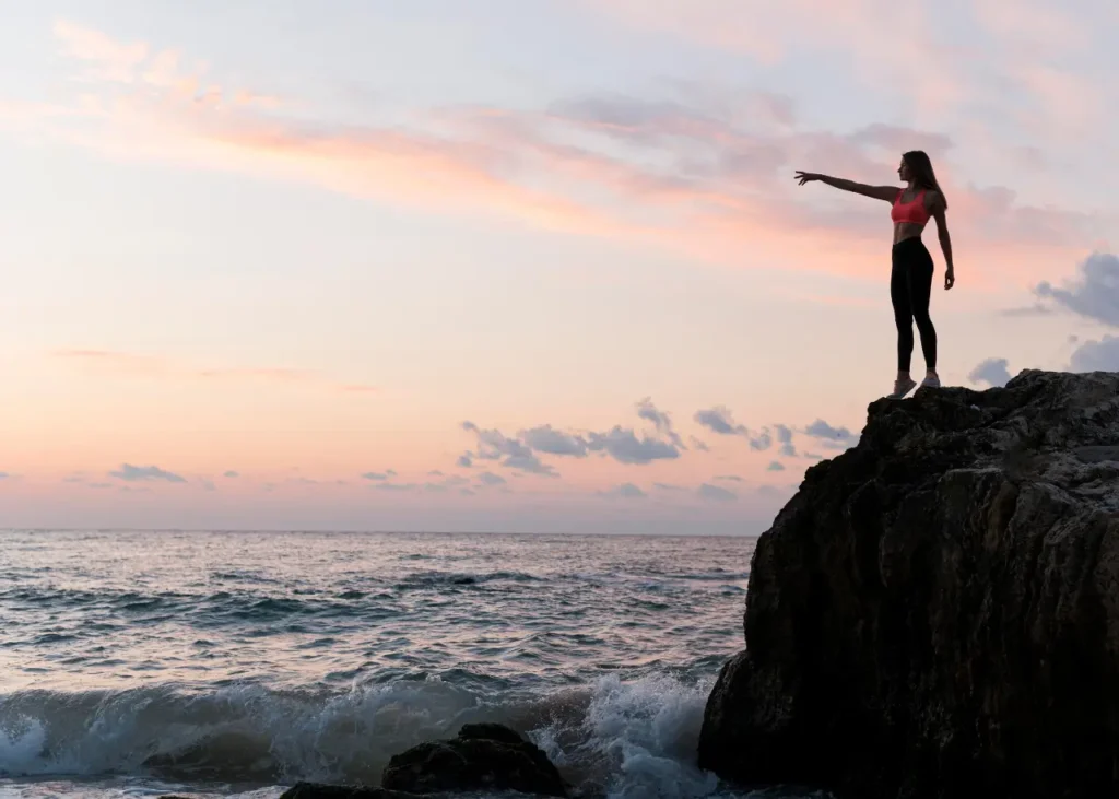 Mujer joven disfrutando de su desarrollo personal junto al mar