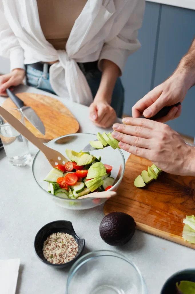 Hombre y mujer preparando un almuerzo nutritivo, una alimentación sana