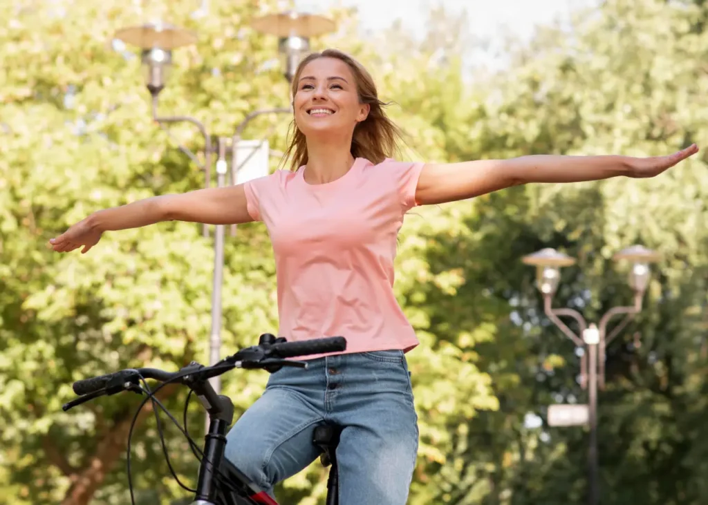 Mujer feliz disfrutando de su buena salud