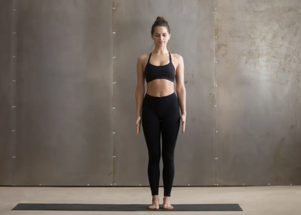 Mujer realizando la postura de yoga tadasana