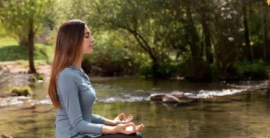 Mujer joven realizando técnicas de meditación