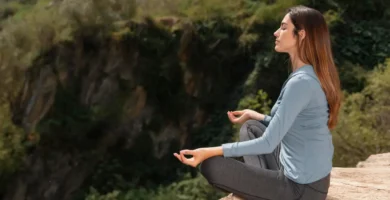 Mujer practicando técnicas de respiración
