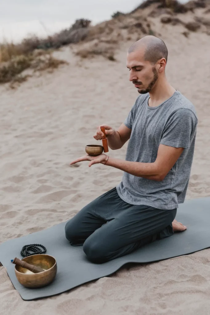 Hombre practicando distintos tipos de meditación.