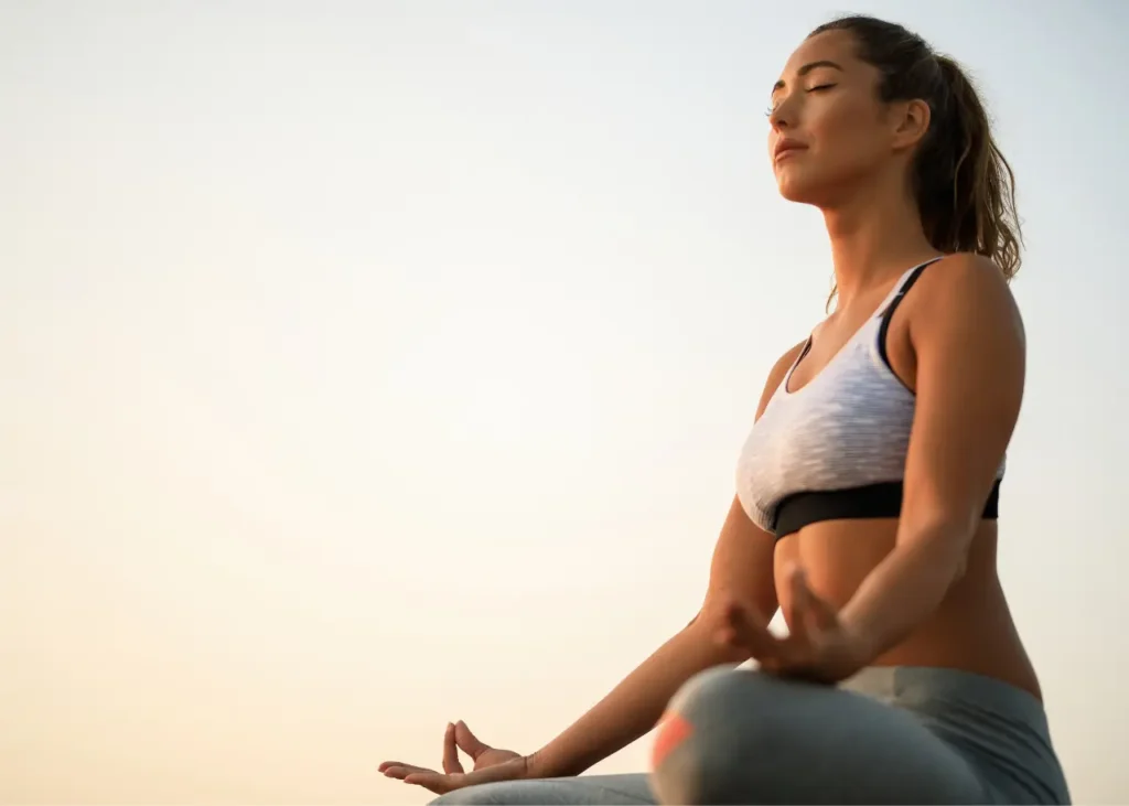 Mujer realizando yoga