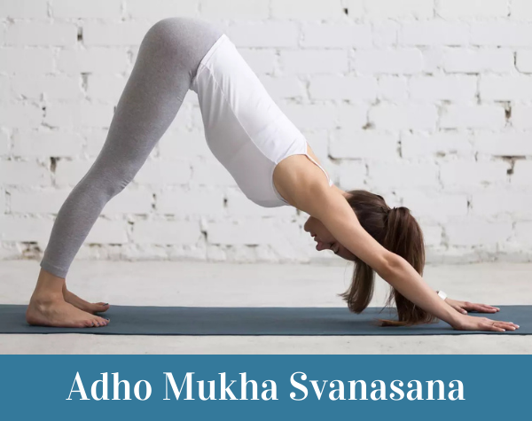 Mujer practicando la postura Adho Mukha Svanasana