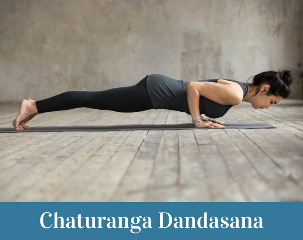 Mujer realizando la postura Chaturanga Dandasana