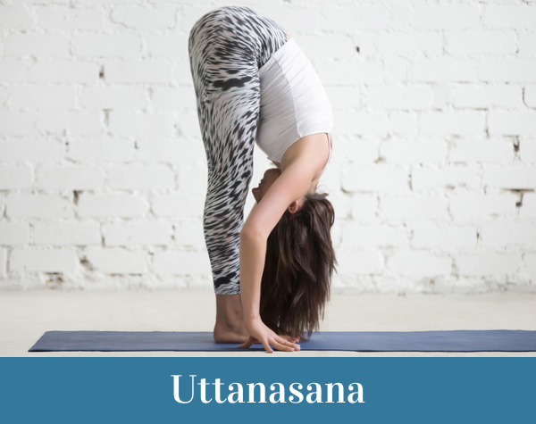 Mujer realizando la postura Uttanasana