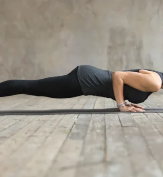 Mujer realizando la postura de la plancha