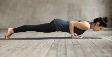 Mujer realizando la postura de la plancha