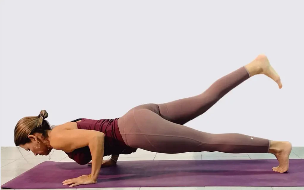 Mujer realizando variantes de la postura chaturanga dandasana