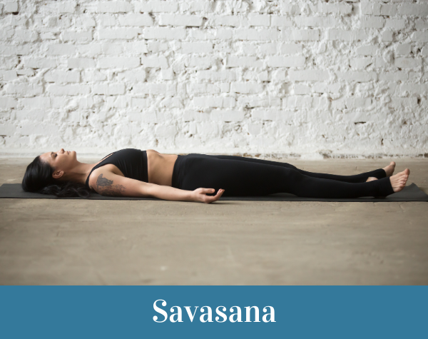 Mujer practicando la postura Savasana