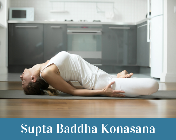 Mujer practicando la postura de yoga restaurativo Supta Baddha Konasana