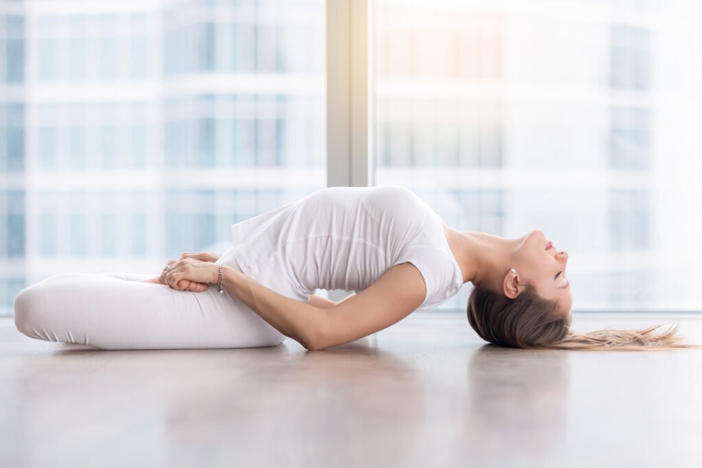 Mujer practicando yoga restaurativo
