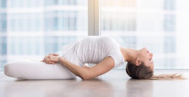 Mujer practicando yoga restaurativo