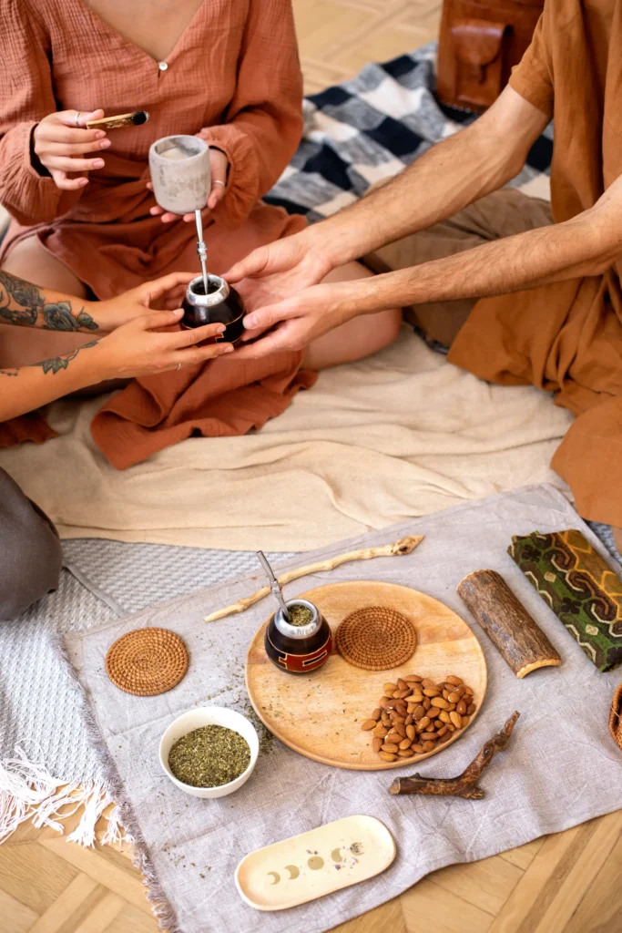 personas compartiendo mate en una sesión de sanación holística