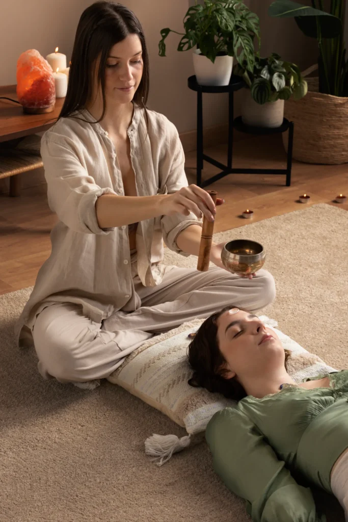 mujer practicando reiki y sanación holística