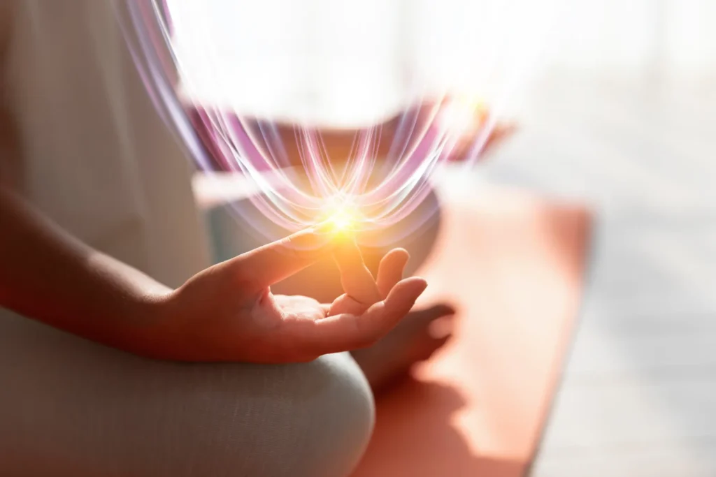 Mano en posición de meditación canalizando energía vital durante una sesión de Reiki para equilibrio físico, mental y emocional.