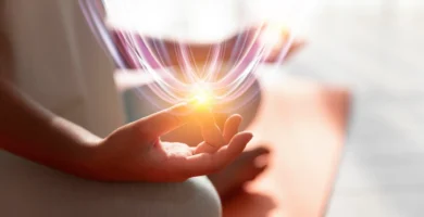 Mano en posición de meditación canalizando energía vital durante una sesión de Reiki para equilibrio físico, mental y emocional.