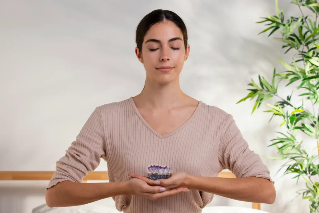 mujer sonriente con cristal morado