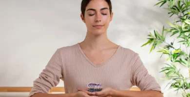 mujer sonriente con cristal morado