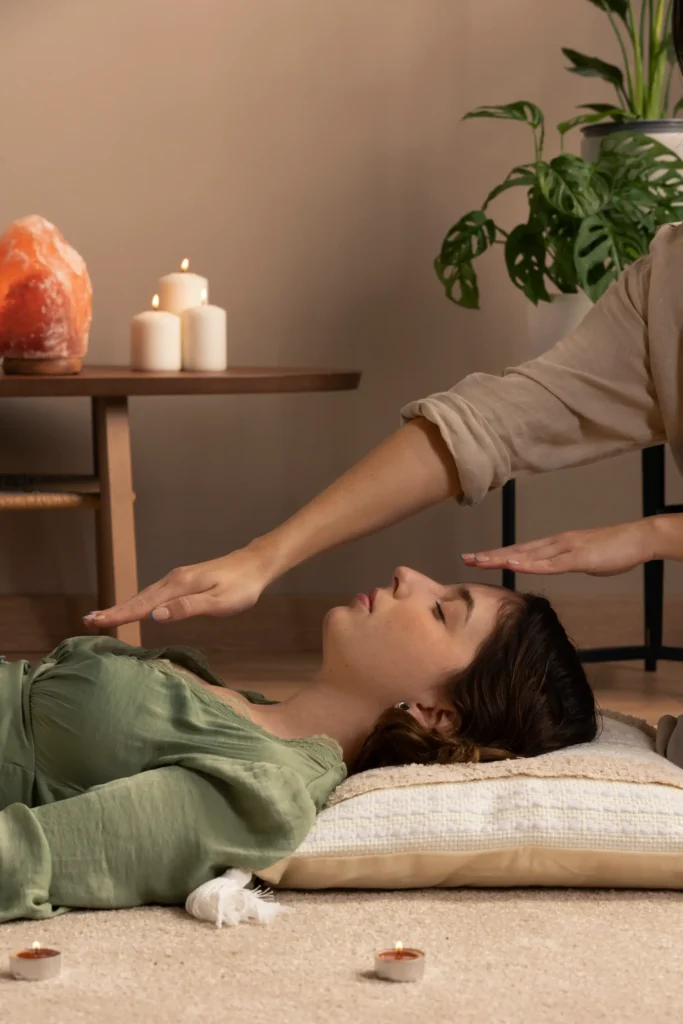 mujer realizando prácticas de reiki y sanación holística