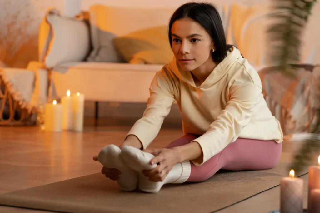 Mujer joven realizando una secuencia de yoga para reducir el estrés.